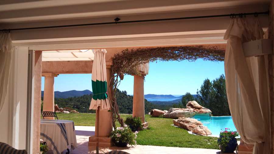 Prachtige villa met uitzicht op de zee en het eiland Formentera