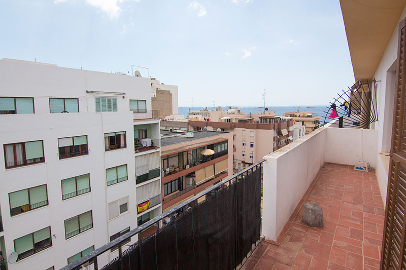 Dit prachtige appartement met twee slaapkamers in de stad Ibiza is te koop