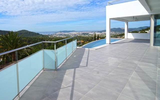 Luxe villa met panoramisch uitzicht in Can Furnet