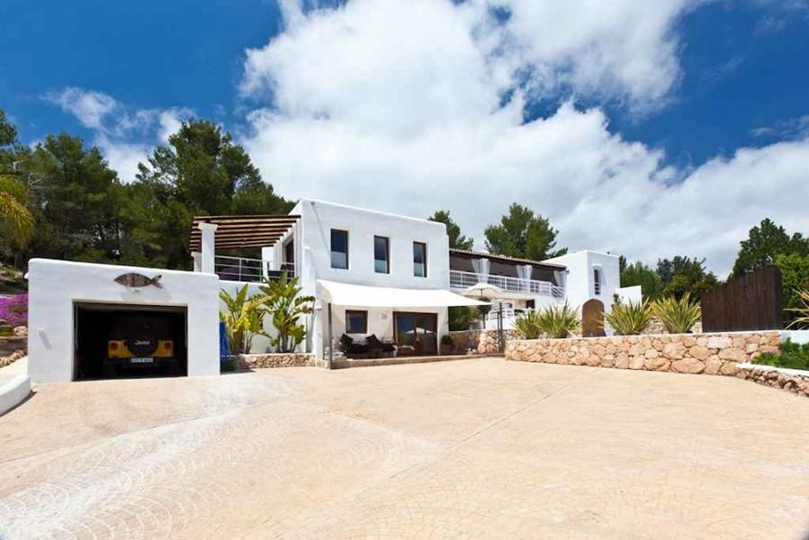 Luxe villa in Cubells met uitzicht op zee te koop
