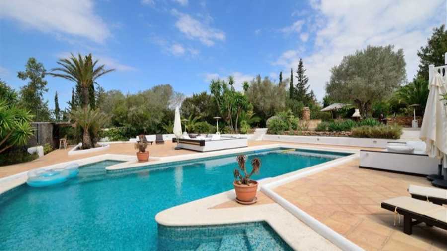 Volledig gerenoveerd Luxue mediterrane stijl villa te koop.