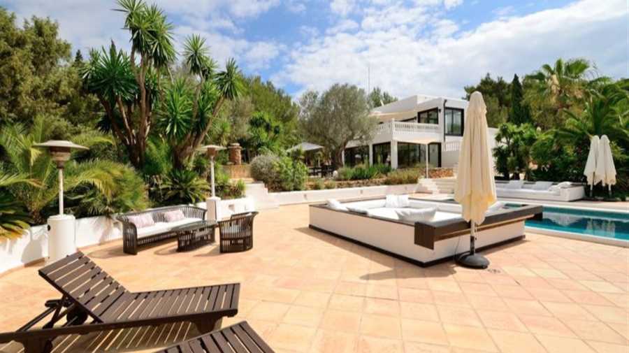 Volledig gerenoveerd Luxue mediterrane stijl villa te koop.