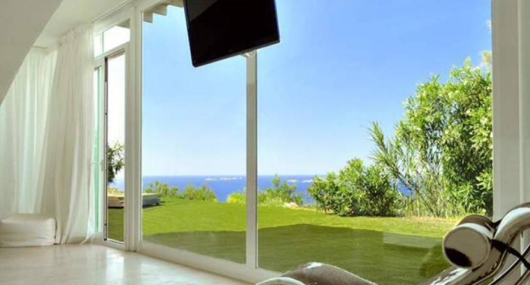 Paradijselijke luxe villa in Cala Vadella te koop