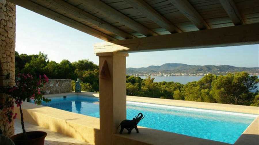 Villa op een geweldige locatie in Cala Gracio - in de eerste lijn aan de zee