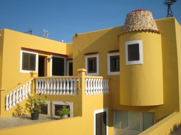 Deze spectaculaire villa met 3 slaapkamers Sant Jordi te koop