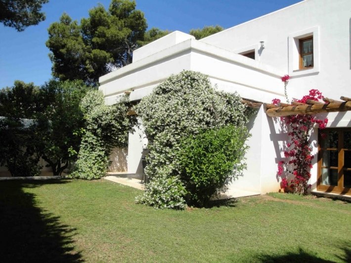 Deze prachtige villa met 5 slaapkamers te huur in Santa Eulalia