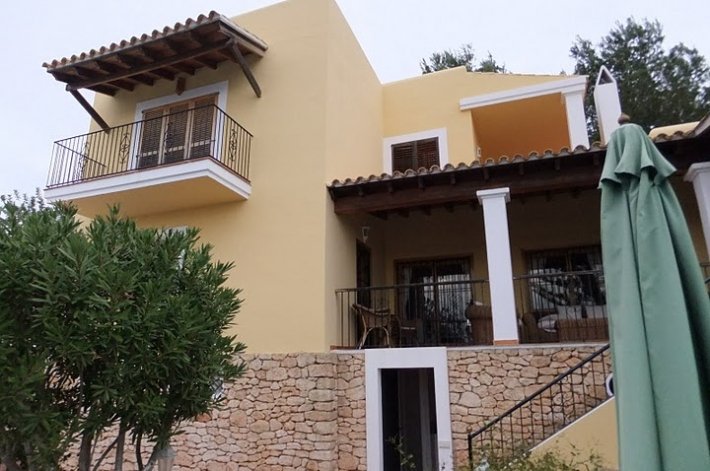 Deze 6 slaapkamer villa in Ibiza te koop.