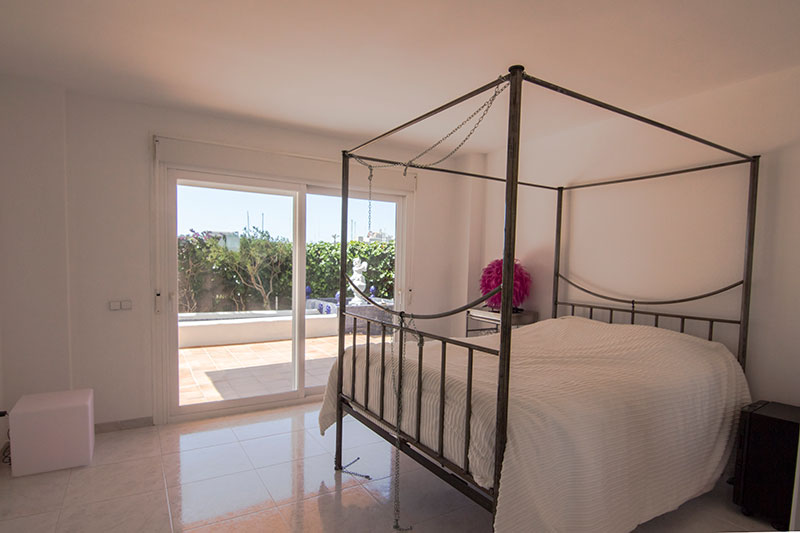 Luxe 4 slaapkamer appartement aan de kust van Ibiza te koop