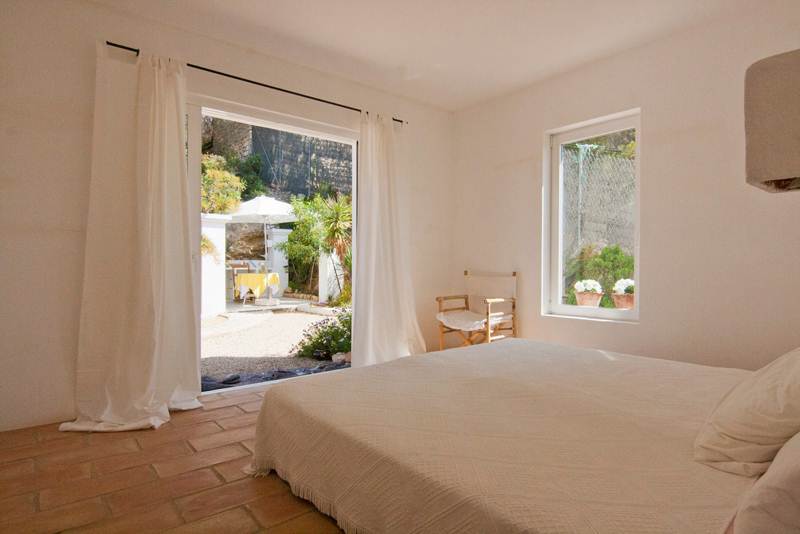 mooie villa met 4 slaapkamers in Cala Tarida San José te koop.