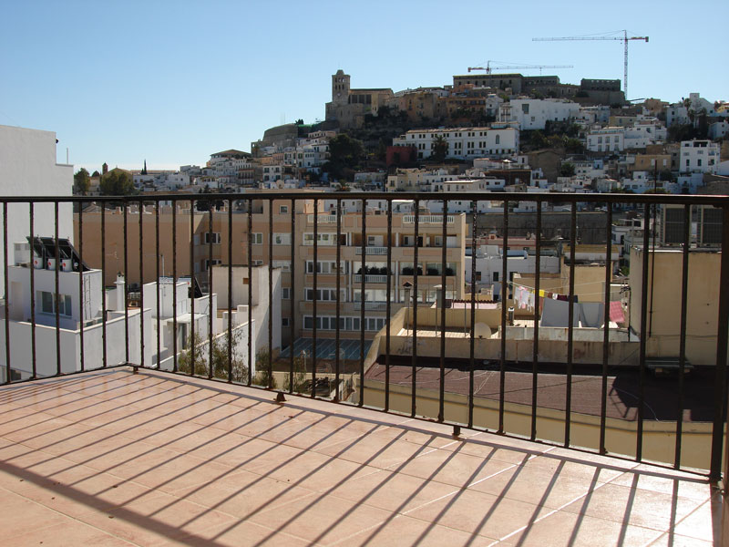 Een 2 slaapkamer appartement in de stad van Ibiza te koop