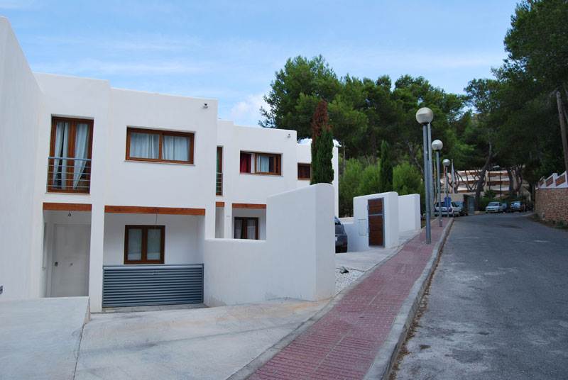 Mooi huis met drie slaapkamers in een rij te koop in Cala Llonga