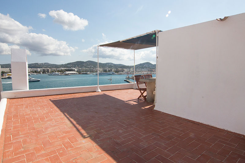 Mooi appartement met een slaapkamer te koop in La Marina in Ibiza