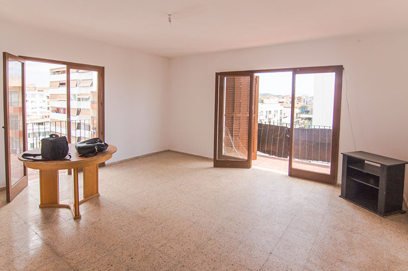 Dit prachtige appartement met twee slaapkamers in de stad Ibiza is te koop