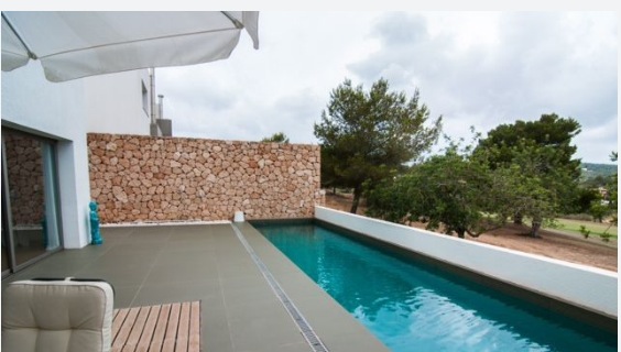 Modern Huis met tuin en prive zwembad te koop