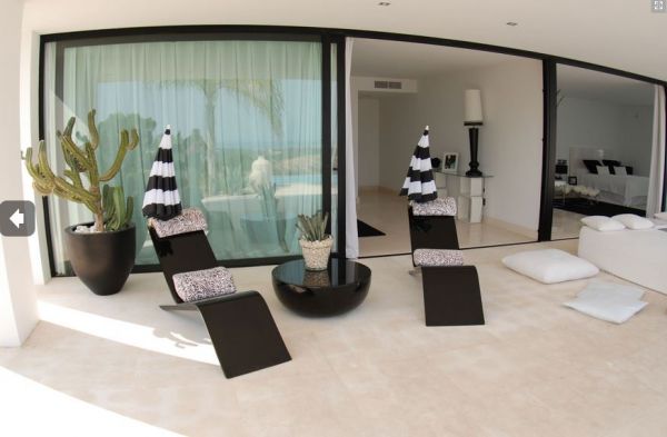 Moderne luxe villa met zeven slaapkamers te koop in Es Cubells