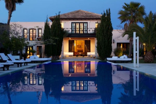 Luxe villa met vijf slaapkamers in Cala Jondal te koop