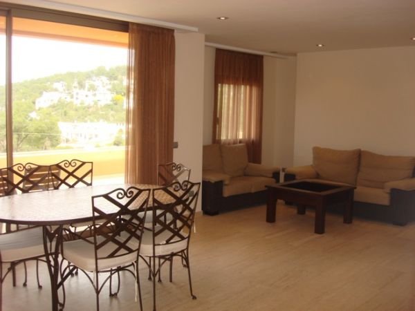 Vier kamer appartement te koop met zwembad in Cala Carbo
