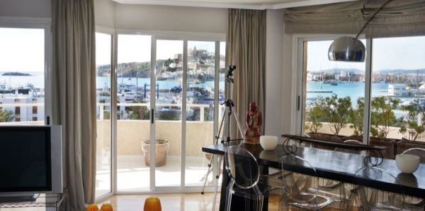 Gezellig appartement met twee slaapkamers te koop in Marina Botafoch