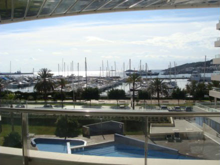 Ruim drie slaapkamer appartement te koop in het centrum van Ibiza
