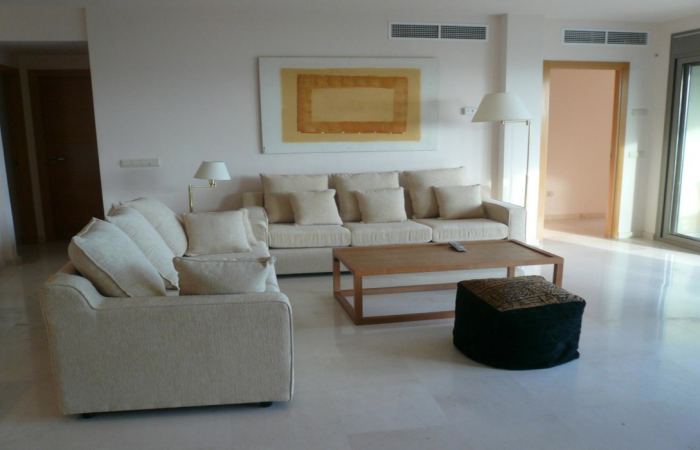 Mooie drie slaapkamer appartement te koop in Cala Gracio.
