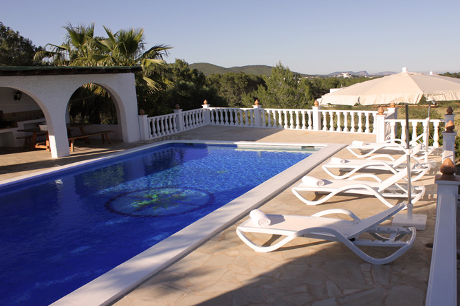 Dit luxe vijf slaapkamer villa te koop in Santa Eulalia