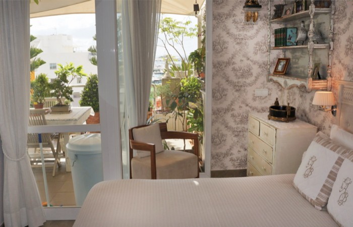 Dit prachtige appartement met twee slaapkamers is te koop in Marina