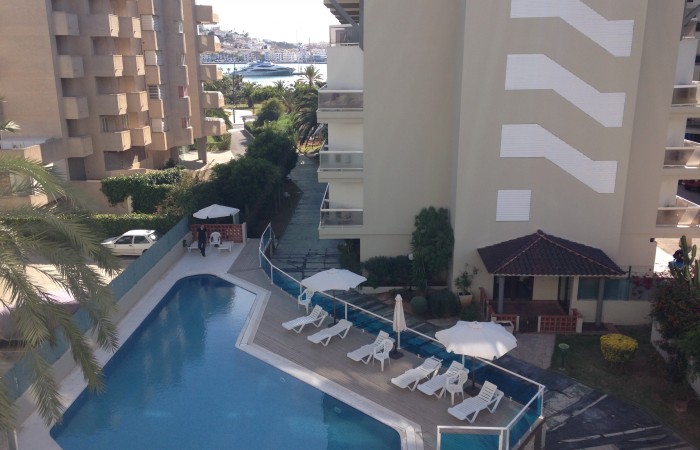 Charmant appartement met twee slaapkamers te koop in jachthaven van Ibiza
