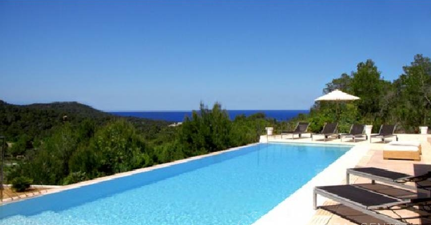 Moderne villa in Cala Tarida met een panoramisch uitzicht op zee