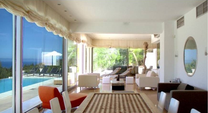 Moderne villa in Cala Tarida met een panoramisch uitzicht op zee