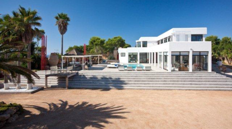 Zeer mooie villa met 7 kamers is gelegen in de buurt van Cala Tarida