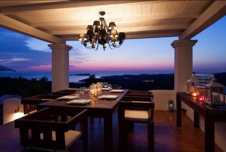 Villa in de buurt van Cala Tarida met een prachtig uitzicht