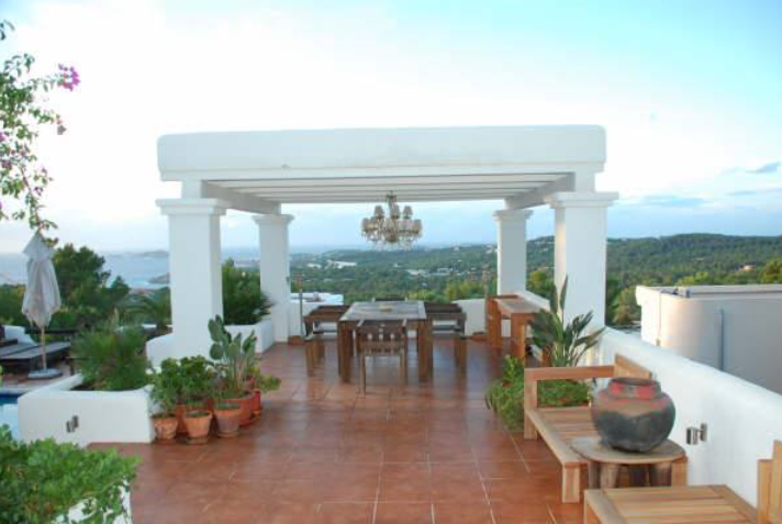Villa in de buurt van Cala Tarida met een prachtig uitzicht