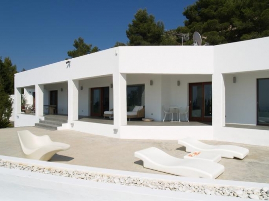 Moderne villa te koop in de buurt van Cala Tarida met uitzicht en infinity pool