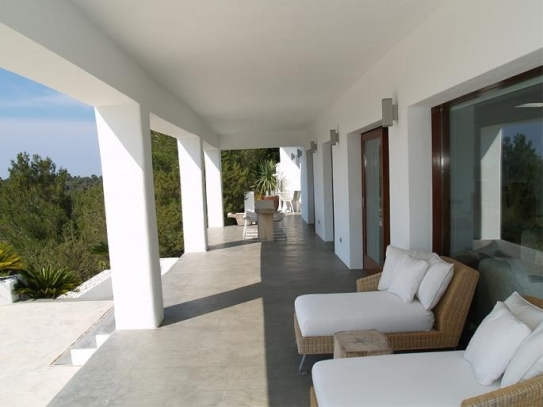 Moderne villa te koop in de buurt van Cala Tarida met uitzicht en infinity pool