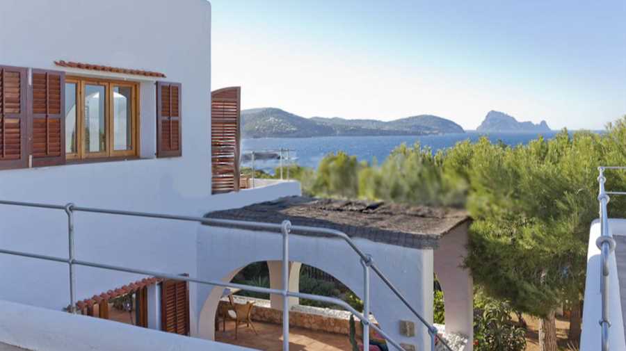Charmant huis dicht bij het strand met uitzicht op zee te koop