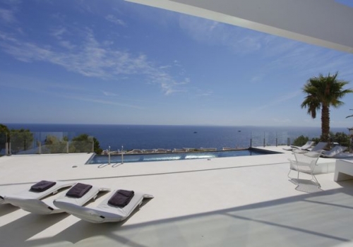 Charmante villa dicht bij het strand met uitzicht op zee te koop