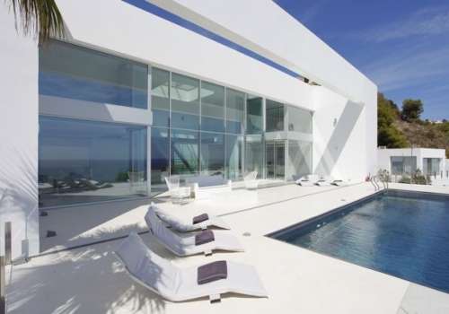 Charmante villa dicht bij het strand met uitzicht op zee te koop