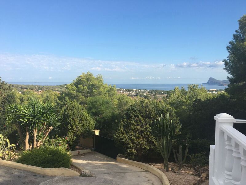 Huis te koop in Cala Tarida met uitzicht op zee