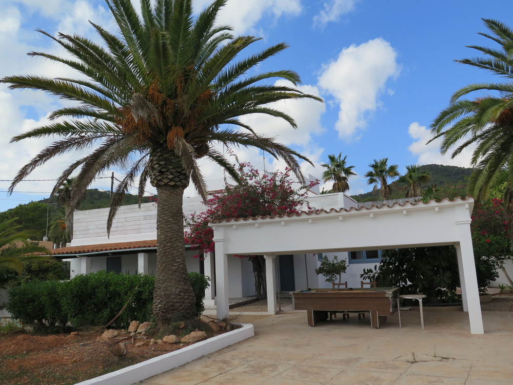 Onlangs gerenoveerde villa met uitzicht op zee in Es Codolar
