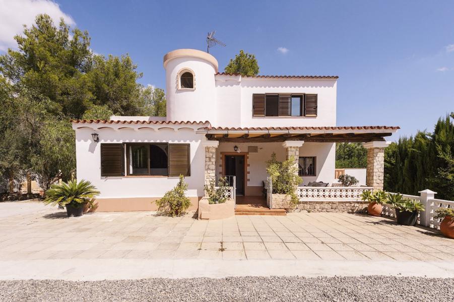 Villa met veel charme te koop in een rustige omgeving en veel rust in Ibiza