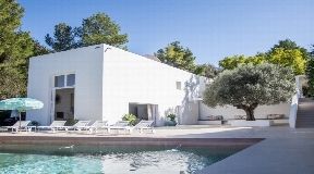Moderne villa in San Juan Platteland met uitzicht op de zee