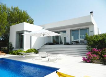 Moderne witte villa als nieuw in de buurt van het strand