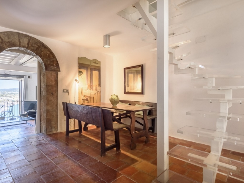 Groot gerenoveerd appartement met uitzicht op Ibiza de haven en het kasteel