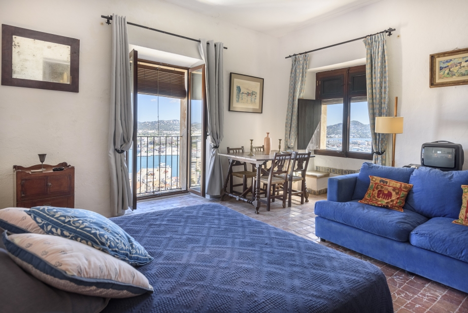 Groot gerenoveerd appartement met uitzicht op Ibiza de haven en het kasteel