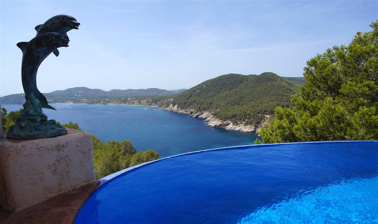Villa met prachtig uitzicht in Cala San Vicente te koop