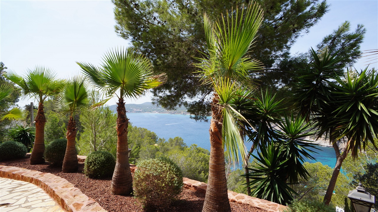 Villa met prachtig uitzicht in Cala San Vicente te koop