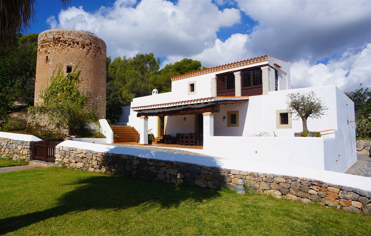 Onlangs gerenoveerde huis met historische toren in de buurt van Ibiza stad