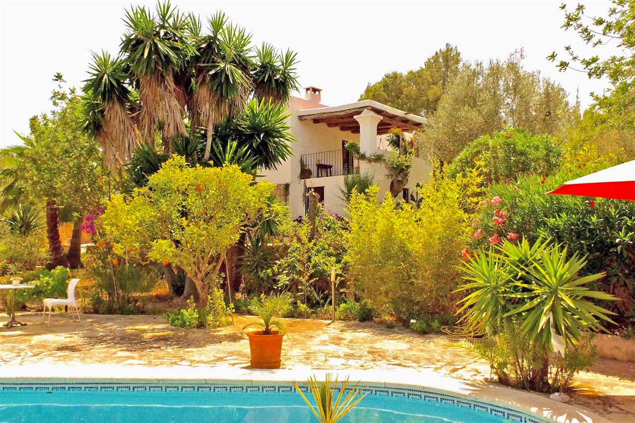 Twee Ibizaka huizen met 2 zwembaden op een perceel in de buurt van Ibiza stad!