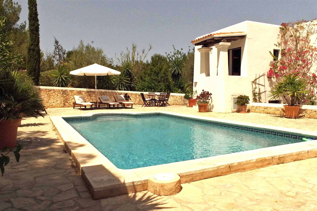 Twee Ibizaka huizen met 2 zwembaden op een perceel in de buurt van Ibiza stad!