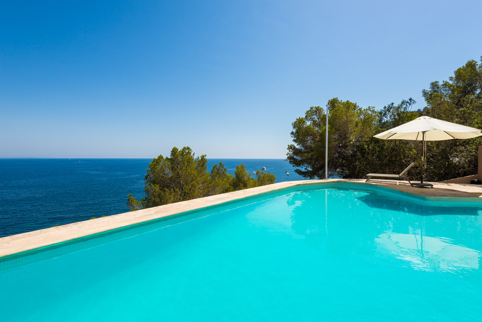 Exclusieve luxe - villa aan het water met een eigen toegang tot de zee